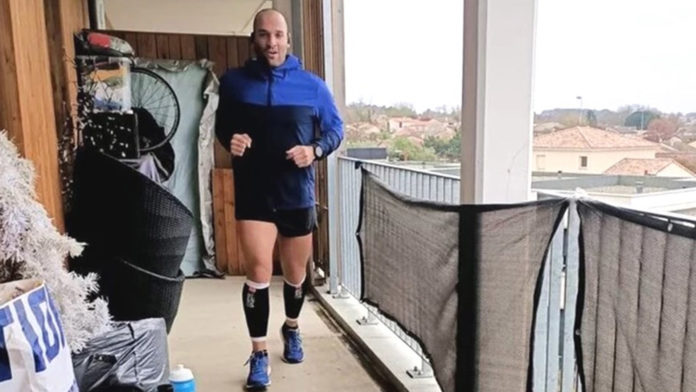 hombre corrió maratón en un balcón - Noticiero de Venezuela