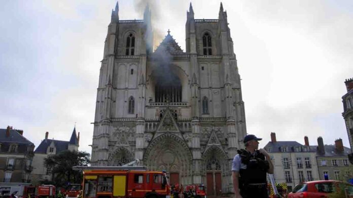Incendio destruye la catedral de Nantes - NDV