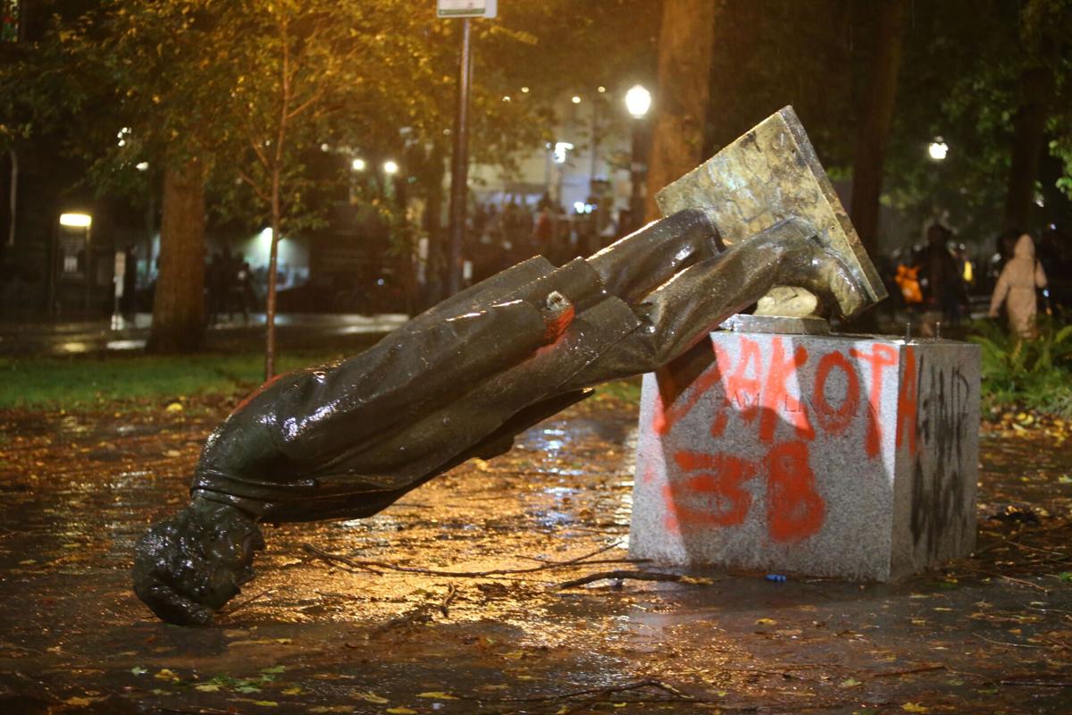 Tumban estatuas en protestas en Oregon