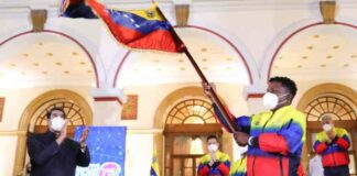 Maduro abandera a la delegación venezolana