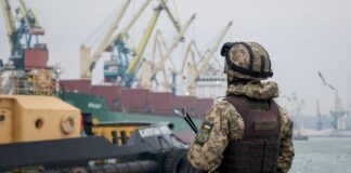 Rusia dispara a Mariupol desde mar de Azov