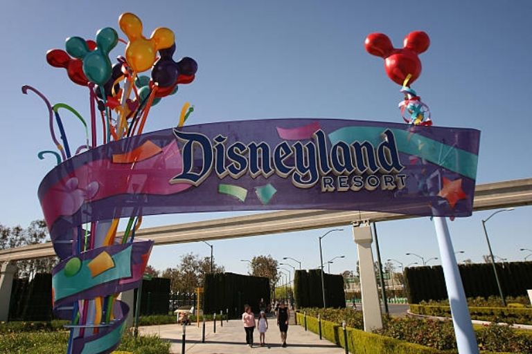 Disneyland: mujer murió tras caer de una estructura en California