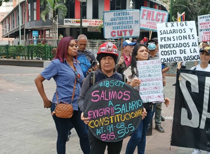 Trabajadores protestan en la Plaza Morelos
