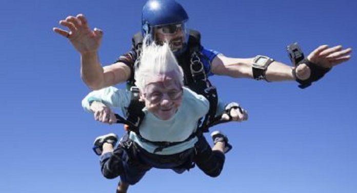 abuela busca récord paracaidísta- ndv