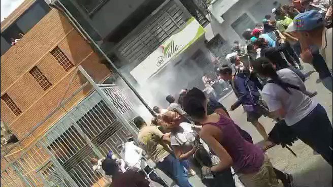 bomba lacrimógena centro de votación Caracas-NDV