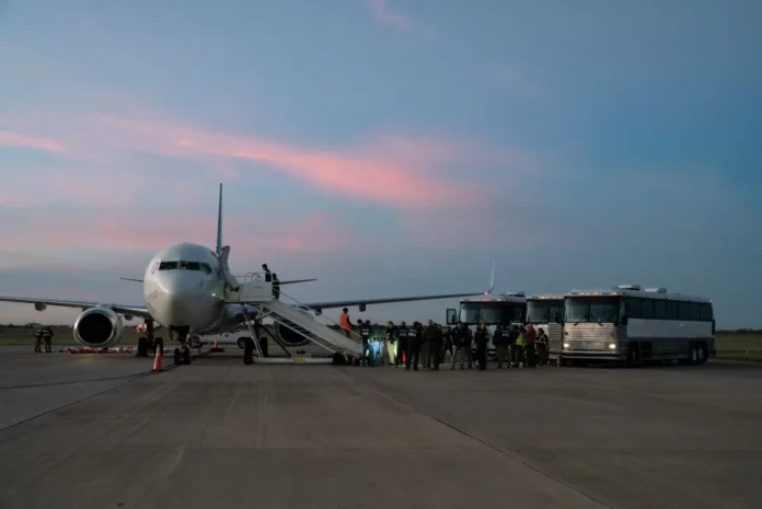 Avión con migrantes deportados desde EE.UU.