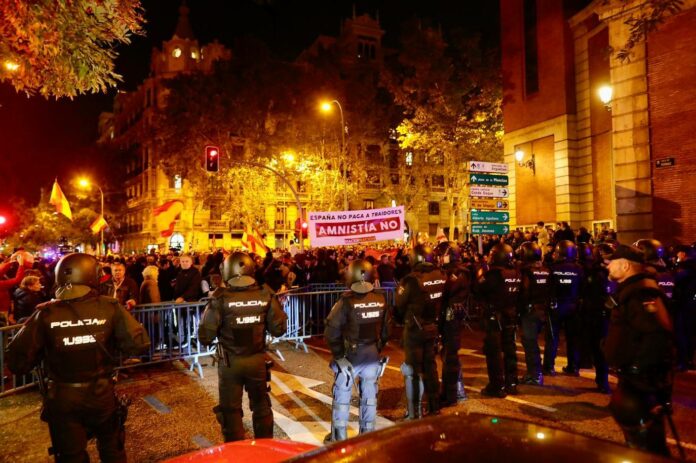 Manifestantes protestan en Madrid