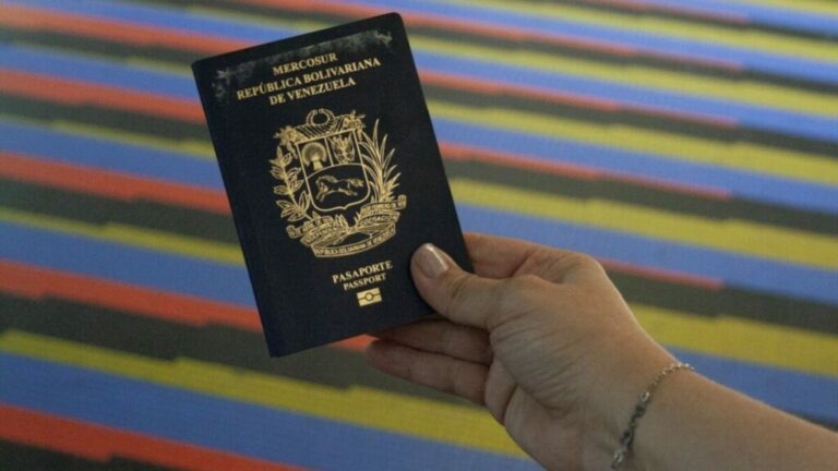 Venezolanos con pasaporte vencido no podrán ingresar al país por vía aérea