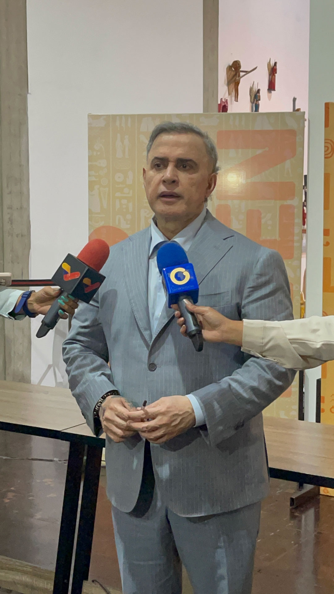 Coloquio de Tarek William Saab